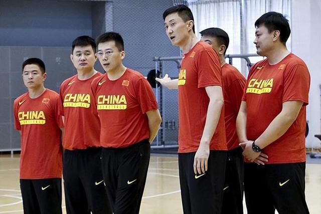 比方，女演员安娜设法在旅馆房间中唯一的平坦桌面—化妆台前写信。